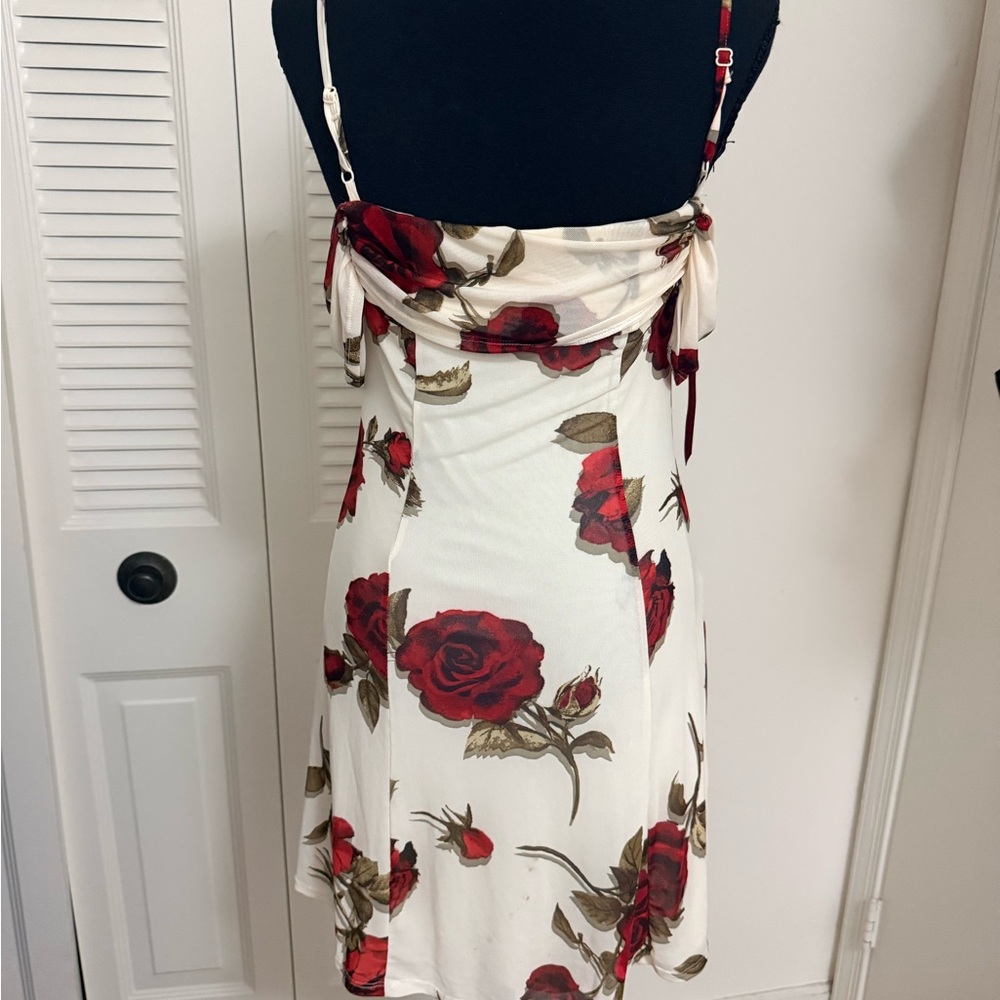 Elegant Floral Dress with Red Accents - Picture 5 of 6